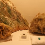 Diversas pedras preciosas na forma bruta e lapidada podem ser vistas na exposição.