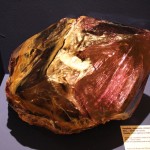 Ametista, variedade cristalina de quartzo de cor roxa usada como gema e material ornamental.