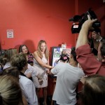 A Artista Plástica Márcia Oliveira organizadora do evento sendo homenageada por seus alunos da UFJF.