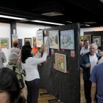 Diversos artistas homenageados na exposição.