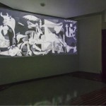 Projetada na parede, obra "Guernica", painel pintado por Pablo Picasso em 1937.