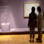 Visitantes apreciando a obra "Pintura (Cabeça e Aranha)" (1925) de Joan Miró.