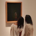 A obra "Retrato de Gala com Turbante" (1939), de Salvador Dalí, chama a atenção dos visitantes.