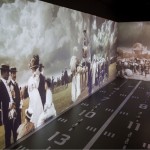 Sala da Oficina onde os visitantes podem lançar aviões de papel em uma pista, os aviõezinhos acionam o Jogo das Curiosidades, em que vídeos mostram informações sobre o funcionamento das aeronaves e muitas outras curiosidades.
