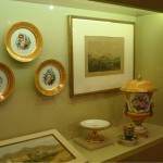 Alguns pratos rasos em porcelana do século XIX concedidos pelo Museu Histórico Nacional, Museu Mariano Procópio e Museu Imperial.