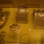 Detalhe de alguns objetos de cavalaria em prata.