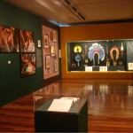 Plumárias indíginas fazem parte do acervo da exposição.