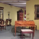 Mobiliário estilo D.Maria I, sugerindo uma transição do Rococó para Neoclassicismo.