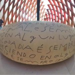 As tribos usavam o Churinga para guardar a alma de um de seus integrantes até ela encontrar um novo corpo. Quem observar bem vai ver várias inscrições ao longo da peça: são os caminhos que fazem a conexão entre o passado e o futuro.