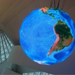 Um globo suspenso no átrio de entrada reproduz um mapa-múndi digital e lança algumas questões sobre o que pode ser esse museu.