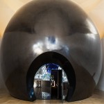 Dentro do domo negro, um filme mistura ficção científica e realismo mágico. Durante oito minutos, os olhos tentam acompanhar a explosão de luz e som nos recantos do universo.
